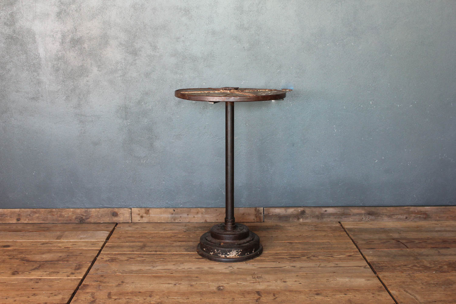 Tavolino in ferro composta da una base industriale e piano in legno recuperato