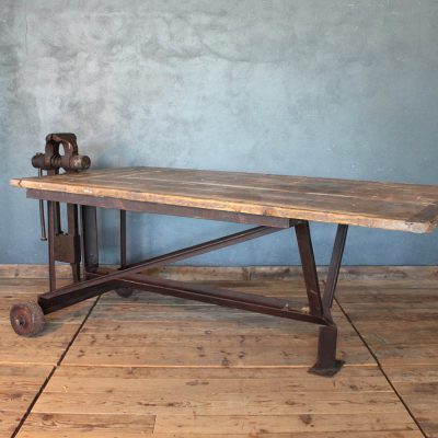 Tavolo industriale in ferro e legno con morsa